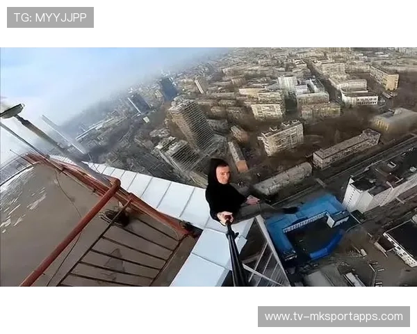 极限运动者挑战最高楼外墙攀爬,被警方带走